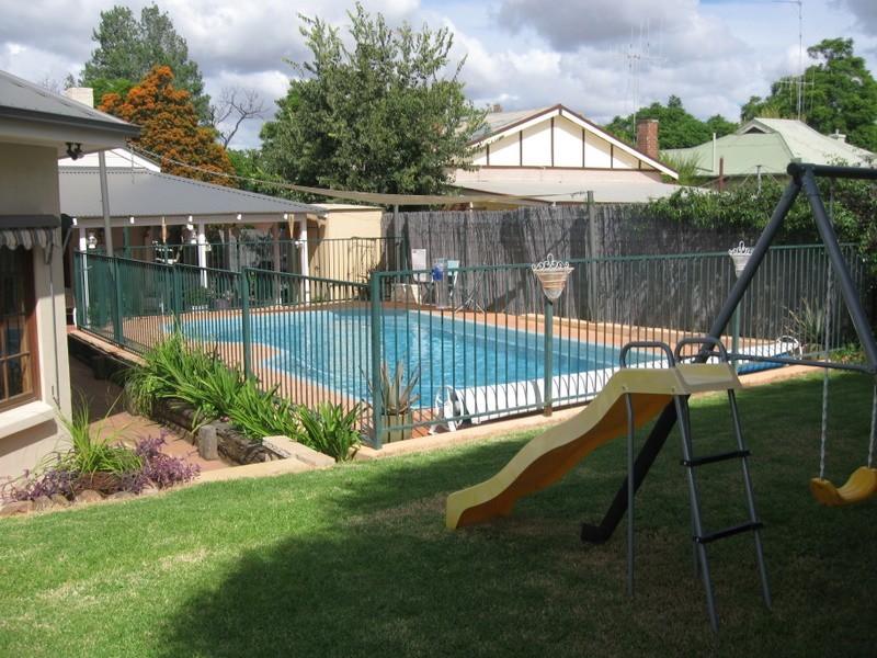 4 Thurlstone Street, Parkes NSW 2870