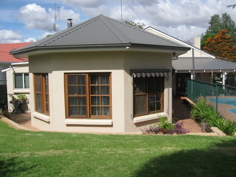 4 Thurlstone Street, Parkes NSW 2870