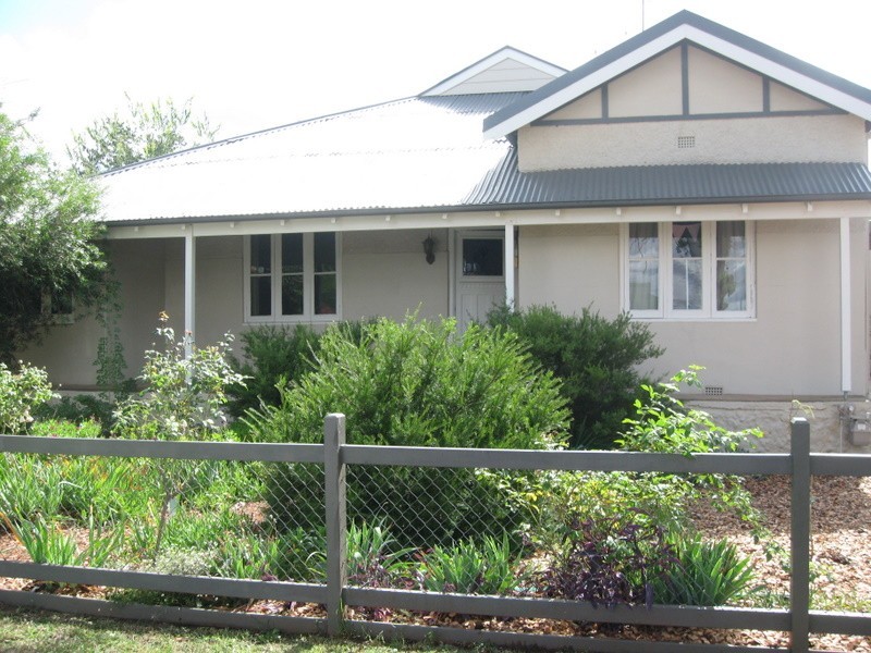 4 Thurlstone Street, Parkes NSW 2870