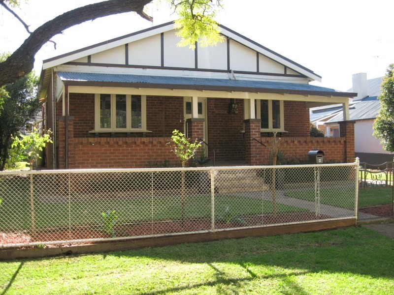 6 Thurlstone Street, Parkes NSW 2870
