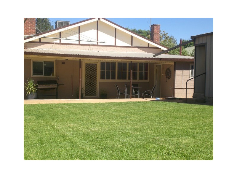 6 Thurlstone Street, Parkes NSW 2870