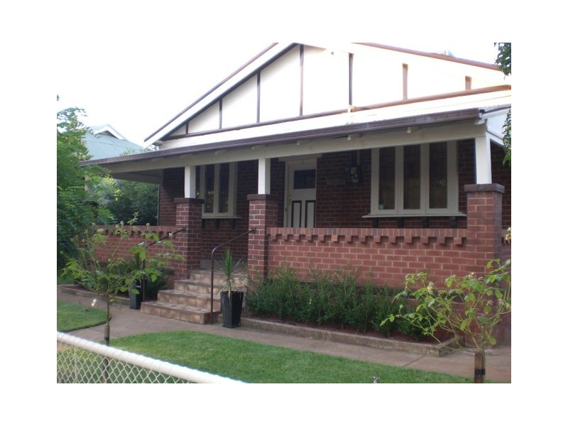 6 Thurlstone Street, Parkes NSW 2870