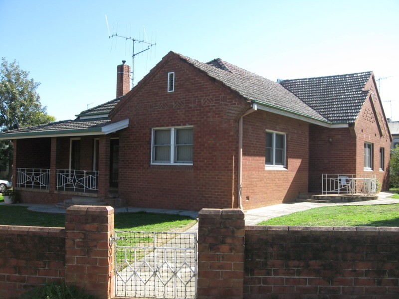 2 Phillips Street, Parkes NSW 2870
