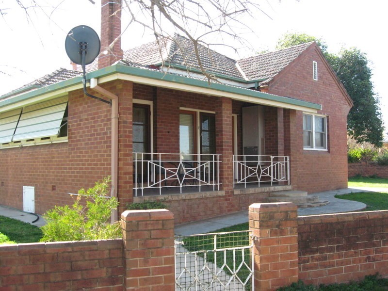 2 Phillips Street, Parkes NSW 2870
