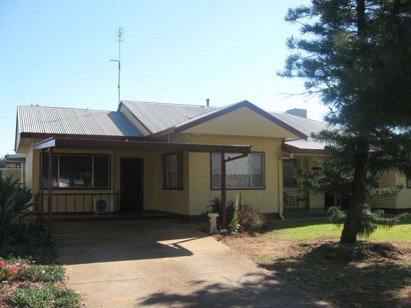 8 Junction Street, Parkes NSW 2870