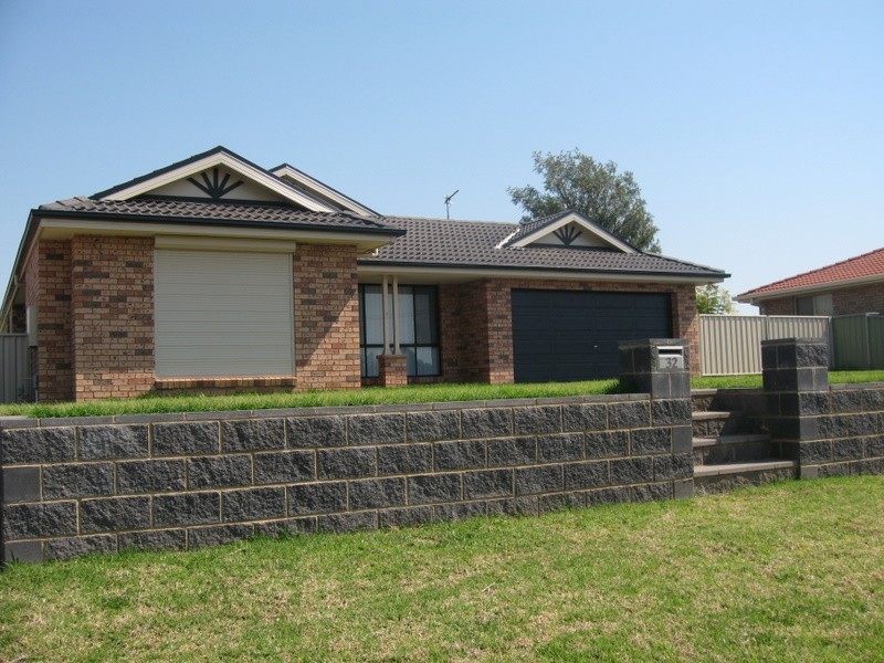 32 Fisher Street, Parkes NSW 2870