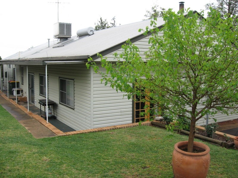 2 Drummond Street, Parkes NSW 2870