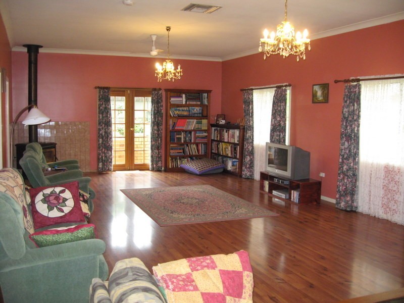 2 Drummond Street, Parkes NSW 2870