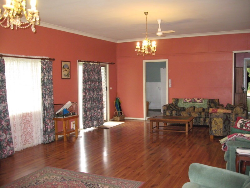 2 Drummond Street, Parkes NSW 2870