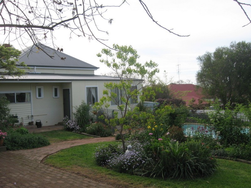 18 East Street, Parkes NSW 2870
