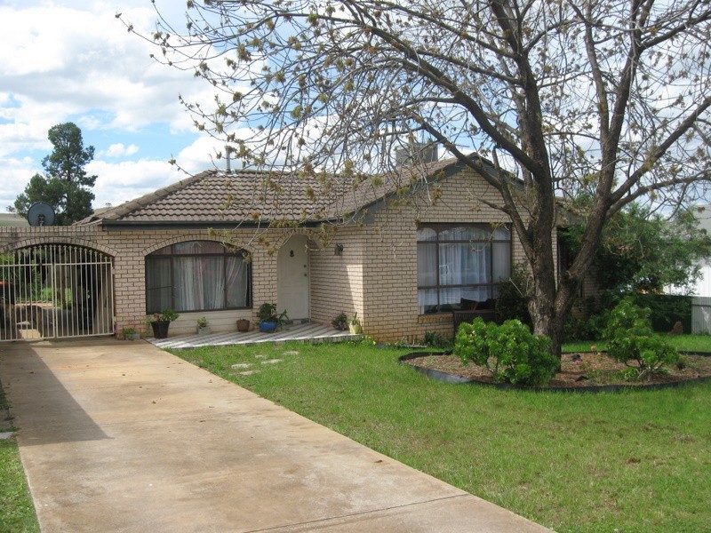 20 Barton Street, Parkes NSW 2870