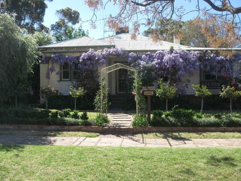 2 Forster Street, Parkes NSW 2870