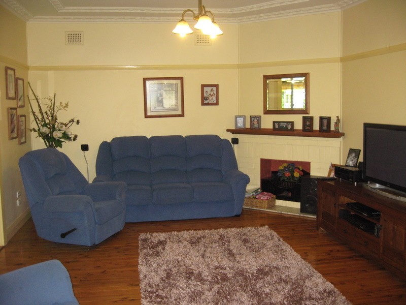 2 Forster Street, Parkes NSW 2870