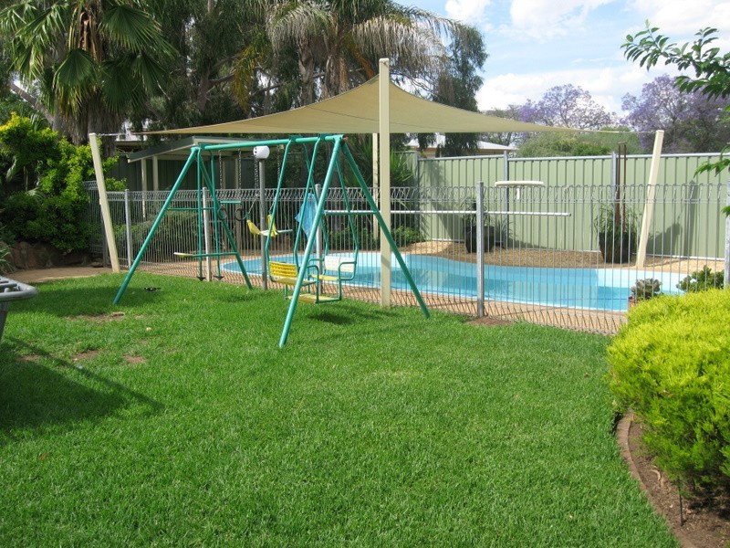 2 Forster Street, Parkes NSW 2870