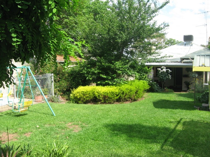2 Forster Street, Parkes NSW 2870