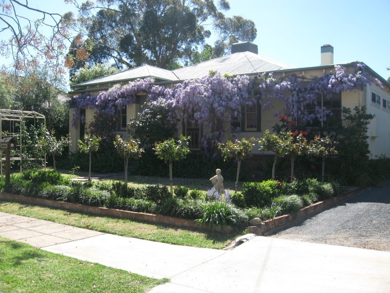 2 Forster Street, Parkes NSW 2870