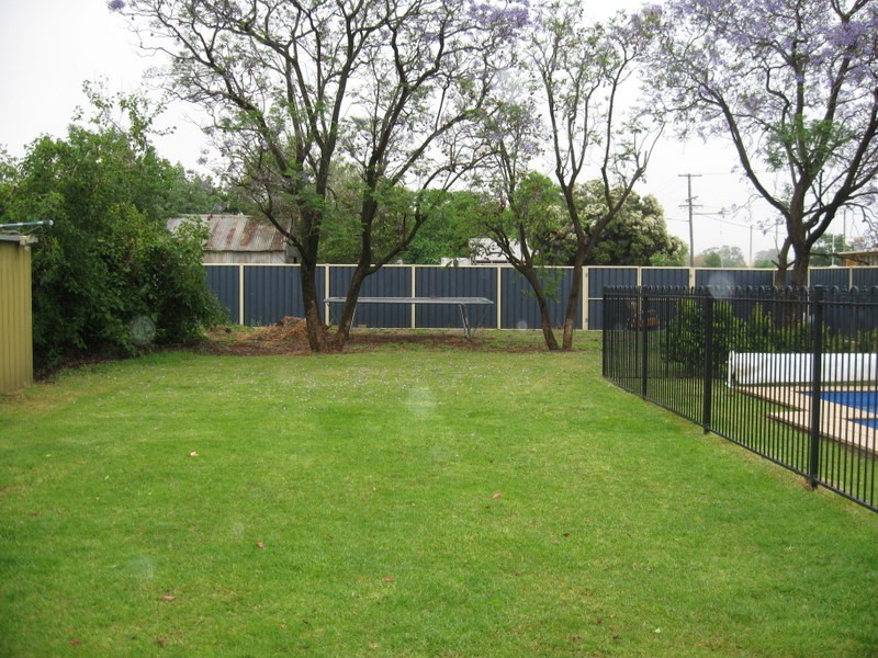 2 Gladstone Street, Parkes NSW 2870