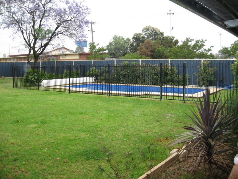 2 Gladstone Street, Parkes NSW 2870