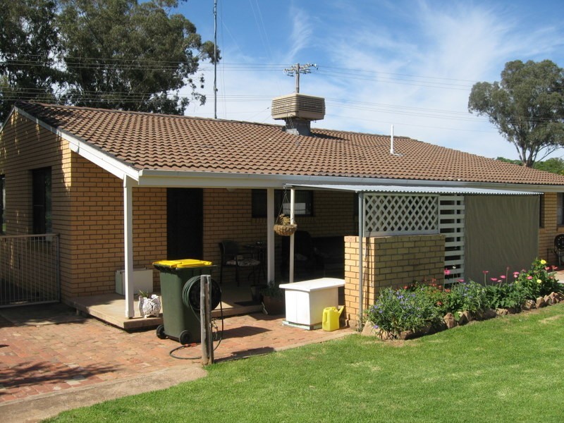 12 Thomas Street, Parkes NSW 2870