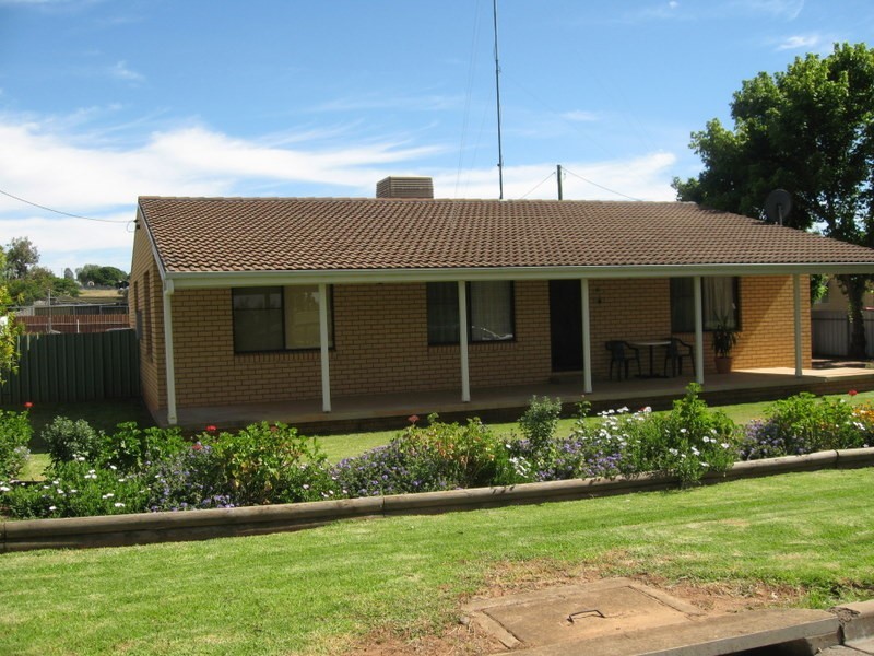 12 Thomas Street, Parkes NSW 2870