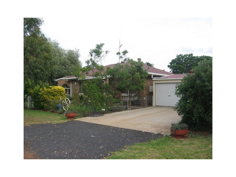 3 Plevna Street, Trundle NSW 2875