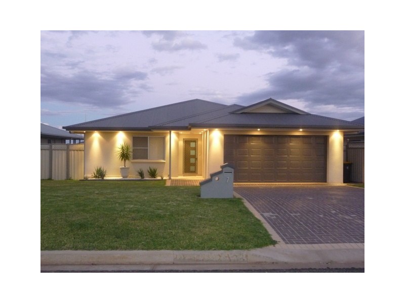 7 Koala Street, Parkes NSW 2870