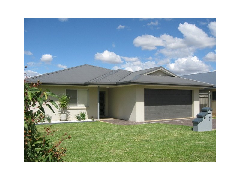 7 Koala Street, Parkes NSW 2870
