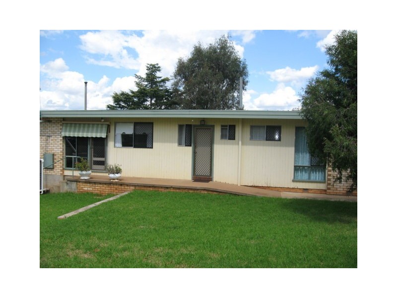 34 Molong Road, Parkes NSW 2870