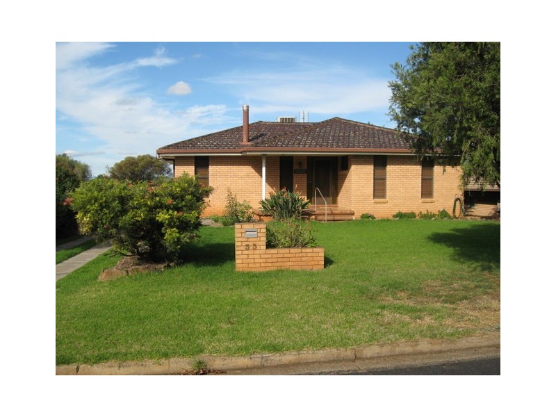 33 Moor Street, Parkes NSW 2870