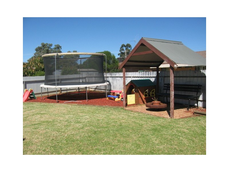 5 Christina Close, Parkes NSW 2870