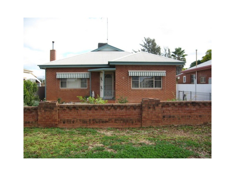 12 Armstrong Street, Parkes NSW 2870
