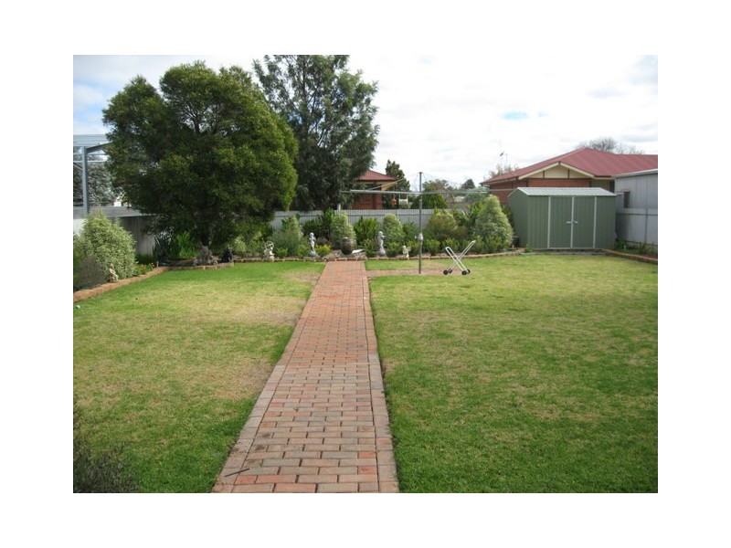 12 Armstrong Street, Parkes NSW 2870