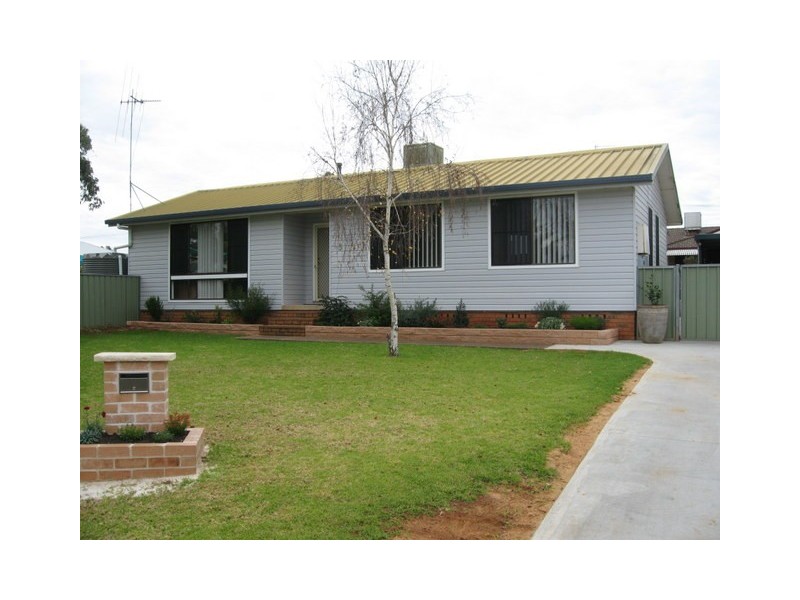 5 Marshall Place, Parkes NSW 2870