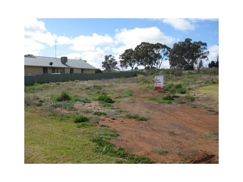 8 Clancy Place, Parkes NSW 2870