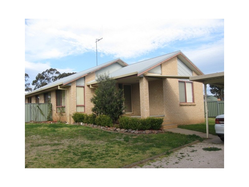 7 Banjo Place, Parkes NSW 2870