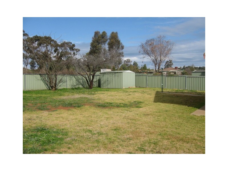 7 Banjo Place, Parkes NSW 2870