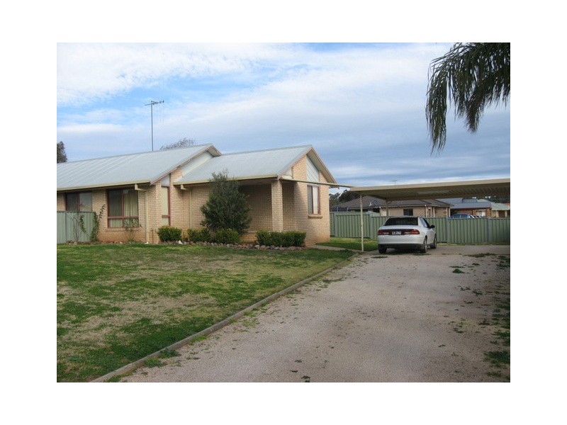 7 Banjo Place, Parkes NSW 2870