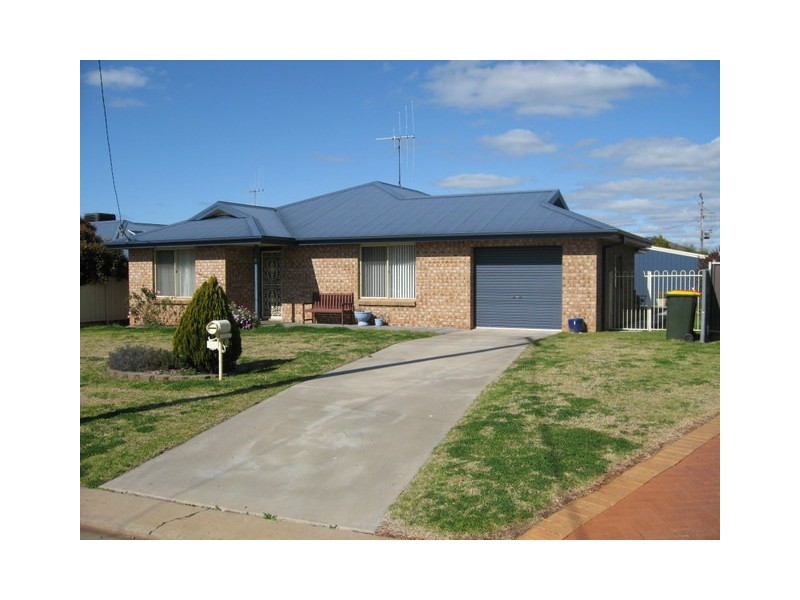 5 Guillan Place, Parkes NSW 2870