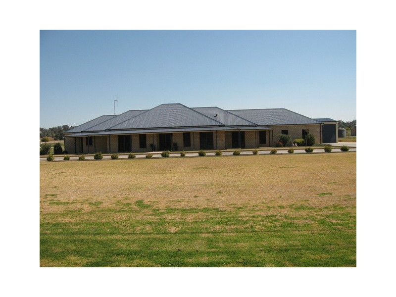300 Nash Street, Parkes NSW 2870