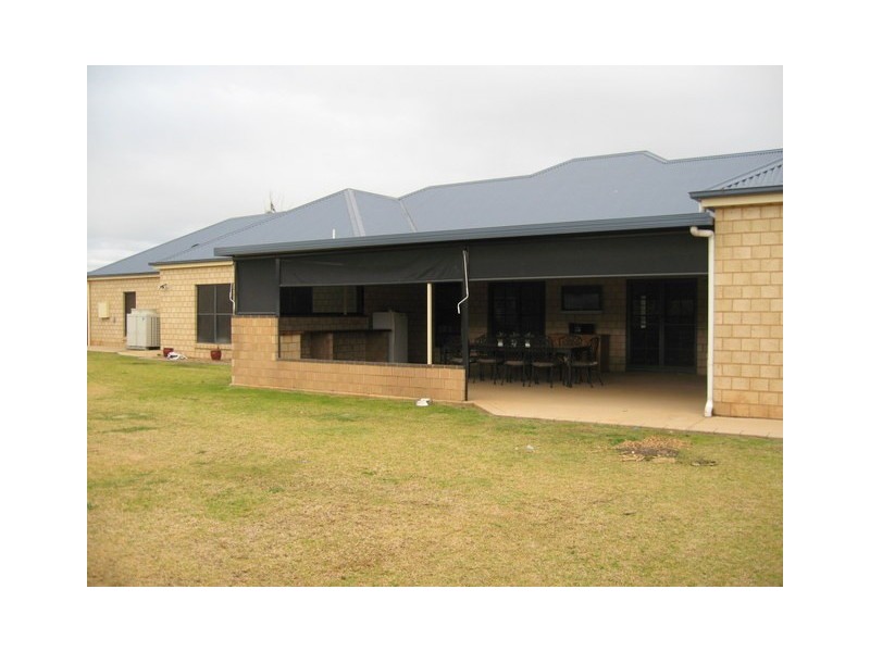300 Nash Street, Parkes NSW 2870