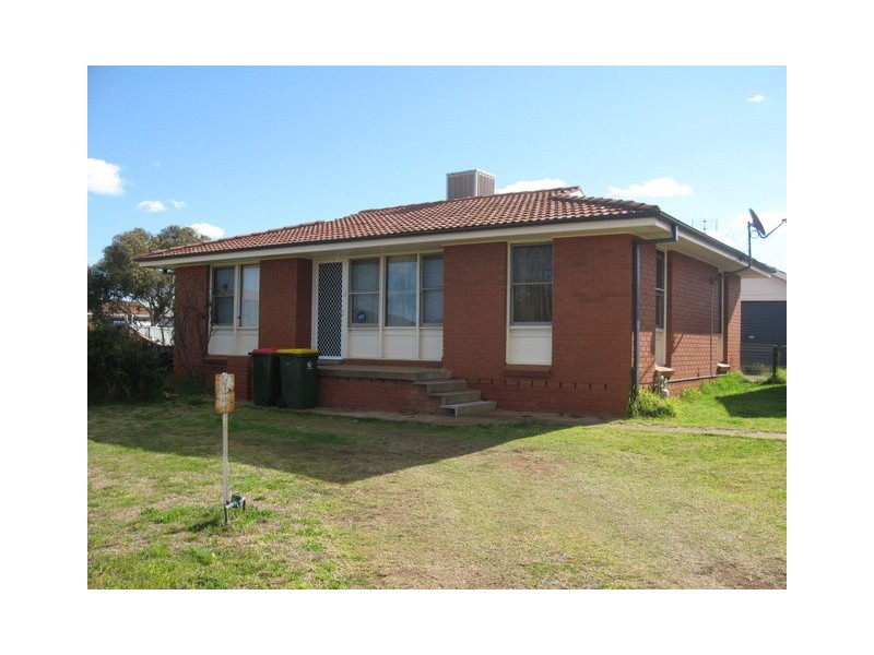 29 Westcott Cres, Parkes NSW 2870