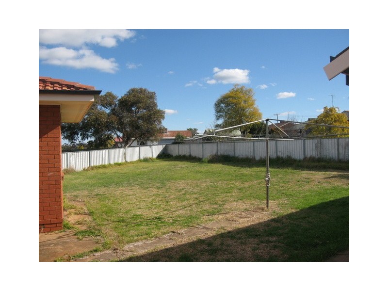 29 Westcott Cres, Parkes NSW 2870