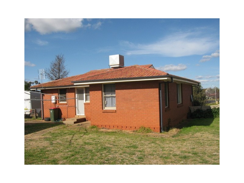 29 Westcott Cres, Parkes NSW 2870