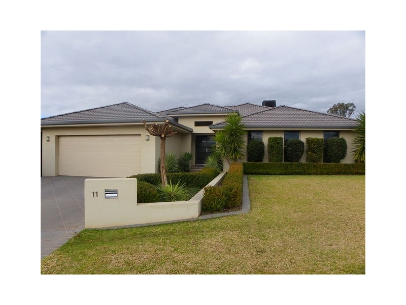 11 Avoca Place, Parkes NSW 2870