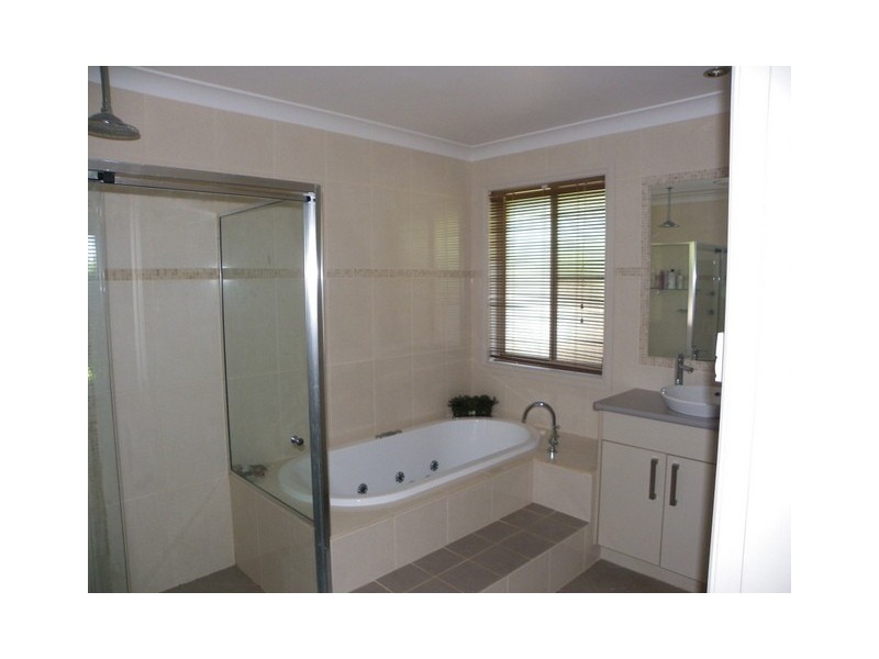 11 Avoca Place, Parkes NSW 2870