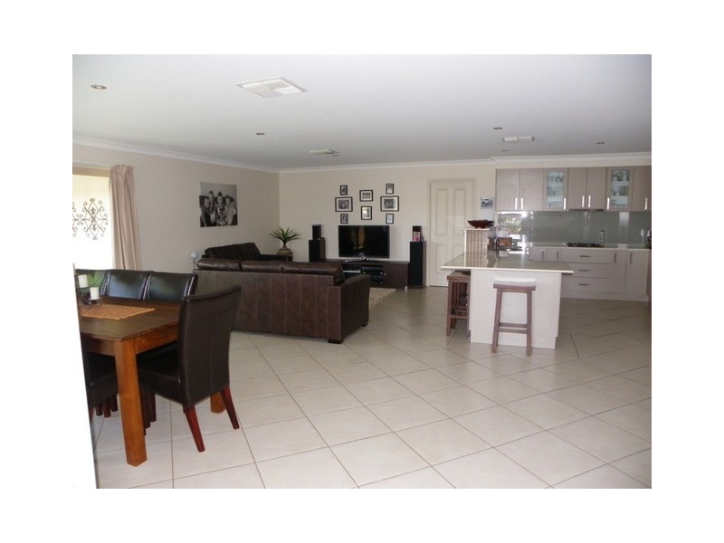 11 Avoca Place, Parkes NSW 2870