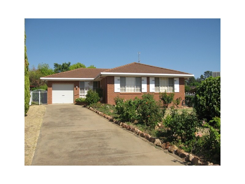 12 Bowditch Cres, Parkes NSW 2870