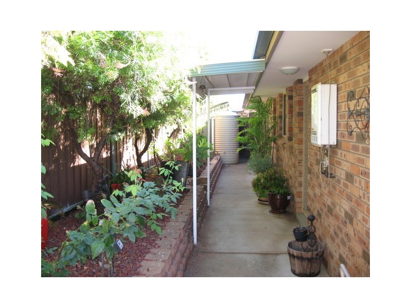 1/8 Cobden Place, Parkes NSW 2870