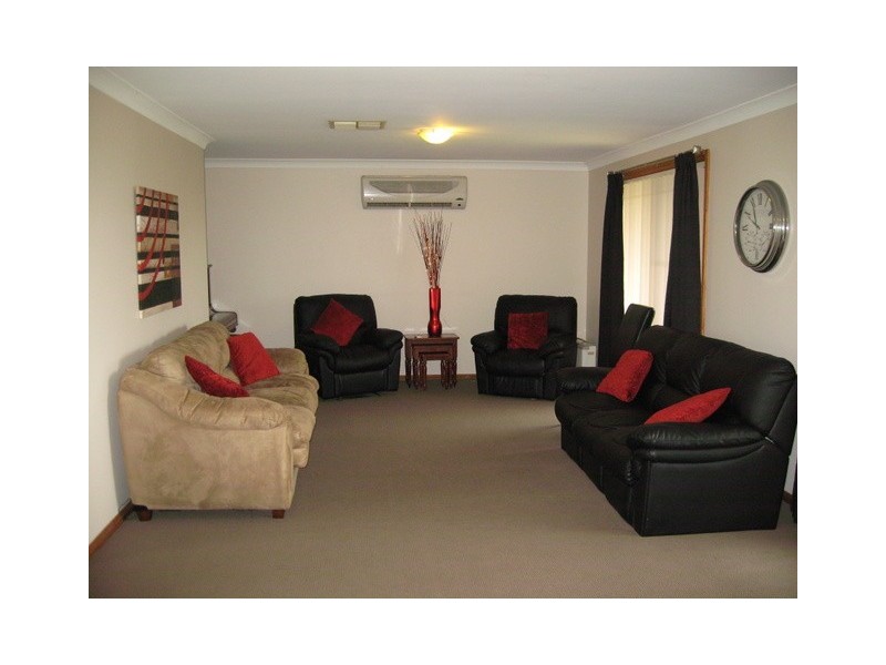 9 Glengowrie Close, Parkes NSW 2870