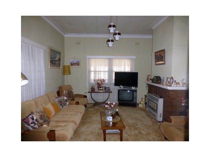 9 Armstrong Street, Parkes NSW 2870